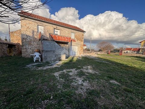 Location: Zadarska županija, Poličnik, Suhovare. ZADAR, SUHOVARE - Renovated stone house with potential A renovated house is for sale in the town of Suhovare near Zadar. The stone building with a total area of 110 m2 was built on a plot of 602 m2. It...