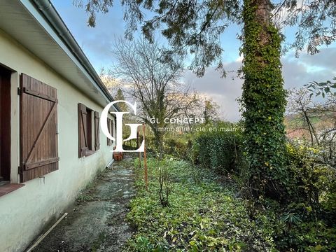 Your GL Concept agency presents this pretty farmhouse to renovate offering great potential. Built on one level, it consists of a kitchen, a living room, two bedrooms, a bathroom, an adjoining outbuilding of about 20m2 that can be converted and a cell...