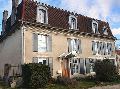 Beautiful bourgeois house of about 290 m2 of living space located in the valley of the dawn on a plot of 774m2. The property is composed of 11 rooms with generous volumes on three levels. You will find a ground floor covered with beautiful cement til...