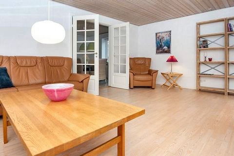 Geräumiges Haus im kleinen Dorf Holbæk. Das Haus wurde 2021 umfassend renoviert und verfügt über eine gute Küche mit Essbereich, ein schönes helles Wohnzimmer und zwei gute Schlafzimmer. Das Haus liegt auf einem schönen großen Grundstück, das zum Spi...