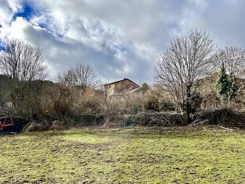 MYclermont offers for sale this old farmhouse partly renovated, about 50m2 on the ground on 4 levels; Adjoining outbuildings of about 100m2 on the ground, plots of land with an area of about 5ha (more surface available depending on your needs). The m...