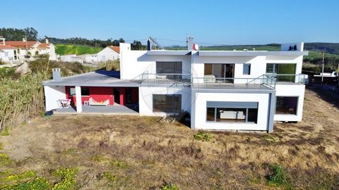 Description House in Monte Godel next to the Colégio Miramar (LAGOA). 2-storey detached house on a plot of land 5747m², with 4 rooms 3 of them Suites, located in the tranquility of the countryside near the beaches of Ericeira. It offers open views, e...