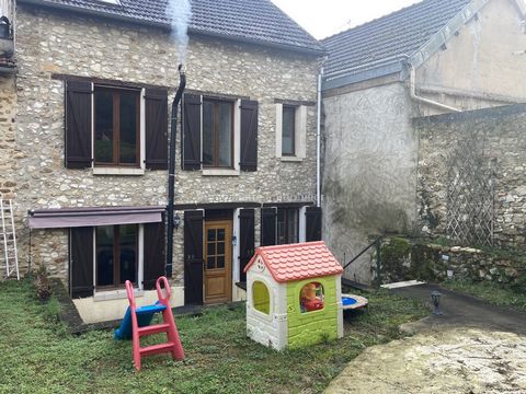 In exclusiviteit biedt Anne Mano onroerend goed u dit mooie halfvrijstaande dorpshuis van ongeveer 135 m2 aan, gelegen in een dorp met alle voorzieningen op slechts 12 km van Château-Thierry. Het bestaat op de begane grond uit een woonkamer met open ...