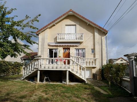 Located 20 minutes from La Ferté sous Jouarre, 15 minutes Rebais To discover... Habitable house of suite comprising: kitchen, living room with fireplace, toilet, 3 bedrooms each with bathroom and toilet, closet or dressing room, possibility of additi...