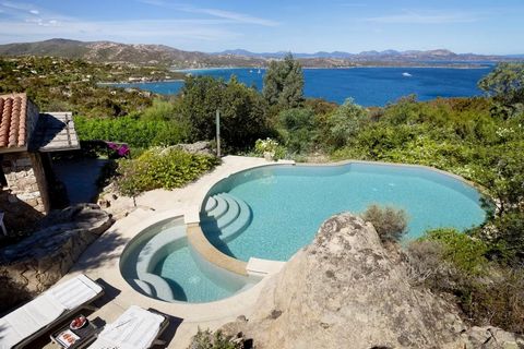 In a dominant position on the promontory of Punta Molara, in an uncontaminated landscape, close to a crystalline sea, modern 3 bedrooms villa for sale with private swimming pool, garden and amazing sea view. The villa is fully submerged by its privat...