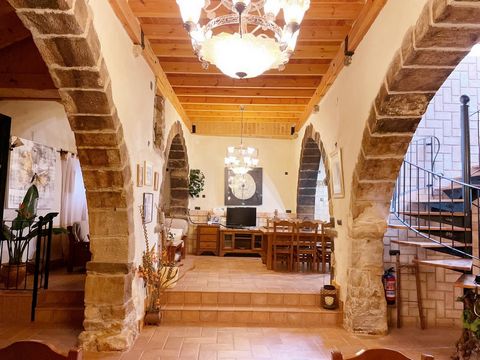 In the heart of Cabanes we find this beautiful rural house with a medieval air, completely renovated and respecting the traditional typology of the houses in the area.~~Located in a Gothic oven whose origins date back to the thirteenth century, the w...
