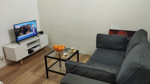 new renovated flat, 500m to the metro station Gallieni (line 3), 20 minutes you can arrive to the center paris. around Gallieni, have commercial center and many restaurants also. flat is in second floor, bright and quiet. one bedroom with a bed 140x2...