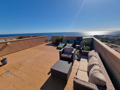 This is a beautiful, fully furnished penthouse apartment with a large roof terrace of 59.50m2, which has the added benefit of not being overlooked. The property has stunning panoramic views over the Marina De La Torre Golf Course and out to the Medit...
