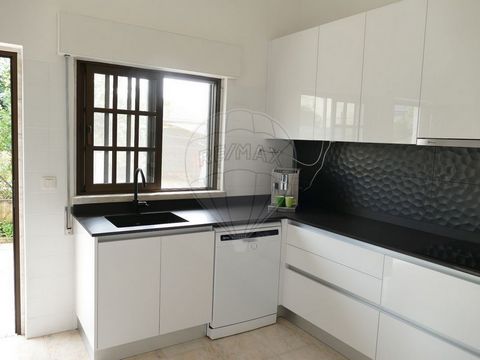 Description House T4 in BESELGA - TOMAR Come and visit this harmonious and beautiful villa with 2 independent floors. On the ground floor you will find a renovated kitchen with new appliances, a large very bright living room where you can enjoy the l...
