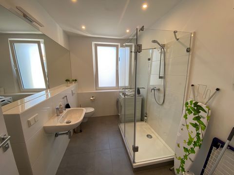The renovated apartment is very well laid out and has a bedroom, a large living room, bathroom and dining kitchen. The location is characterized by the direct proximity to the city park and the direct city center location. The subway is a 5-minute wa...