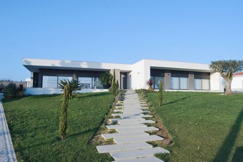 This is a spacious villa in modern architecture that offers a stunning view of the Serra do Montejunto, situated in the charming village of Usseira near the famous city of Obidos. 2.320 smq land. There is also a 2 car garage and the possibility of bu...