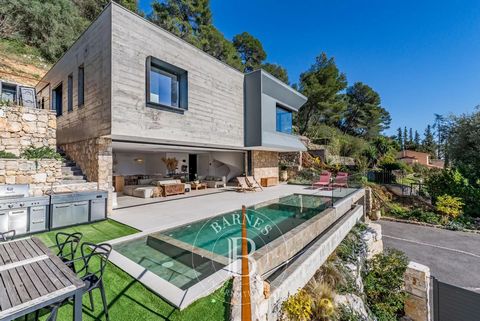 Close to the village of Saint Paul de Vence, in a dominant position, this magnificent contemporary villa offers exceptional panoramic views of the sea and hills. The villa spans 223 sqm and is built on a plot of approximately 2000 sqm, featuring a te...