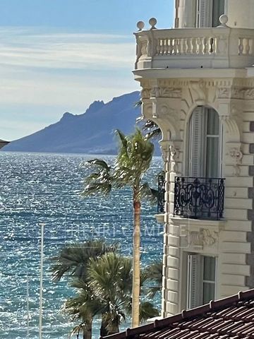 Beautiful luxury building, 2 steps from the Croisette and with a lovely sea view, large 2-room apartment (possible 3) 58m² with deep terrace. Sunny all afternoon. Living room of over 40m². Flat renovated in 2022 with beautiful materials. 1 garage and...
