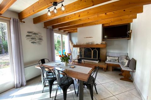 Water sports or bike rides? Wine tasting or a forest walk? There is a wide range of leisure activities and the right accommodation awaits you: near the northern tip of the Médoc peninsula you can enjoy the sweet life in this spacious holiday home. Su...