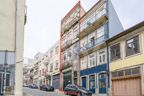 Building for total sale , located at Rua Alferes Malheiro 124/126 , with the following characteristics: With entrance at Rua Alferes Malheiro 124/126, it is inserted in 240m2 of land area a building with ground floor and three floors with the followi...