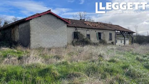A27137MAE32 - Old farm for complete renovation, 5 minutes from a village with all amenities. Roof partly revised (500 sqm), old beams Mobile-home included in the sale. Site electric meter / Water on site Information about risks to which this property...
