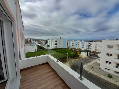 Apartment on the 2nd floor with 110m2 of gross area to debut, in a building of 6 apartments with lift. Located in Rua dos Marquinhos, 1 KM from the village of Ericeira where you will find all kinds of shops, services and beaches Comprising entrance h...