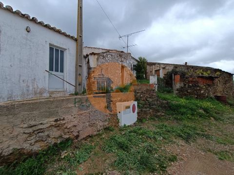 Haus zum Renovieren, im Zentrum des Dorfes Corte do Gago in Castro Marim - Algarve. Möglichkeit des Umbaus eines Hauses mit Garage. Das Hotel liegt in einem malerischen Dorf in der Gemeinde Azinhal in Castro Marim. Freier Blick auf die Serra Algarvia...