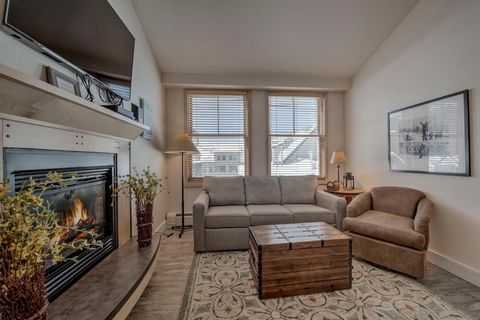 Experience the perfect blend of luxury and convenience in Keystone's River Run Village. This sunny top-floor retreat features vaulted ceilings, loads of natural light, and views of the ski slopes and to the west. Graciously appointed, turnkey and rea...