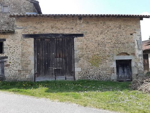 For nature lovers, 20 minutes from Limoges, in the town of Chamboret, this barn of 130 m2 in very good condition, can be ideal for a storage place or else you can transform this building into a residential house. All networks are in front of the barn...