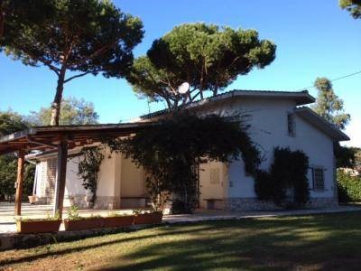 Sabaudia, in the Baia dArgento area, we offer the sale of an independent villa with outbuilding and a private park of about 5000 square meters in the heart of the Circeo National Park. The villa of about 190 square meters is arranged on two levels ab...