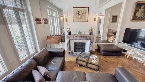 In Haussmann style, this bourgeois duplex T5 apartment is located on the 3rd and 4th floor of a 19th century freestone building with very beautiful common areas. Developing a useful surface area of 172.85M2 and 137.05M2 Carrez, its latest renovation ...