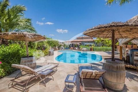 Discover this superb single-storey villa in Plan de la Tour, in a quiet setting surrounded by vineyards. With a surface area of approx. 190 m² on a flat 2,760 m² plot and a beautiful unobstructed view, the house comprises an entrance hall, spacious a...