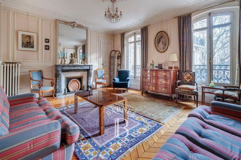 On the 1st floor of a Haussmann-style building with attractive common areas, 1,722 sq ft apartment with a walk-through layout, comprising an entrance hall, living room, dining room, separate kitchen with laundry room, large bedroom with dressing room...
