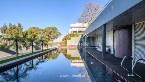 This imposing luxury villa for sale in Vila Nova de Gaia, with a garden and heated outdoor pool , stands out for its quality of construction and luxury finishes, as well as its exceptional thermal comfort. Consisting of four bedrooms , two of which a...