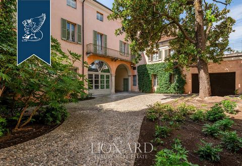 This prestigious historical building with an internal courtyard is for sale in Brescia's town centre, at a stone's throw from the town's most important sights. Subjected in the past years to a careful renovation, this building is a fam...