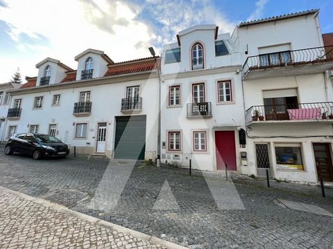 Building in the city center of Leiria, in the middle of the historic area, licensed for restoration, Historic building, with moth, with a gross construction area of 516 m2 distributed over 4 floors, equipped with elevator, composed of basement, groun...