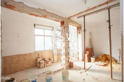 T2 IN BARREIRO 1st floor on Rua Diogo Cão in Barreiro I present to you this t2 completely in the renovation phase. Inserted in a 1st floor in a 3rd floor building in the district of Setúbal municipality of Barreiro, on Rua Diogo Cão. This property wi...