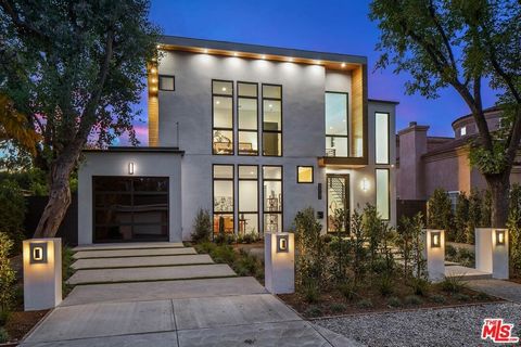 Step into this completely rebuilt 4BD/4BA residence nestled in the vibrant heart of Sherman Oaks. This home boasts contemporary allure, featuring soaring ceilings, modern finishes, and an abundance of natural light streaming through its spaces. The k...