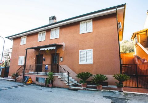 In the heart of the historic center of Monte Romano, and precisely in Via Cavour, we offer for sale a portion of a 145 m2 semi-detached villa. The property, recently built (1992), is located in a strategic and convenient position, close to all the ma...