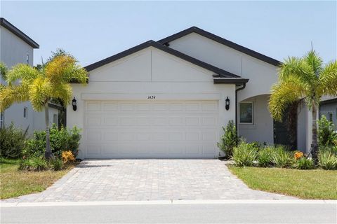 Charming home located in the Hammocks at West Port. Conveniently located near shopping, schools and a community park. This is the Fiesta floor plan (Elevation B) by M/I Homes, it features beautiful upgrades such as recessed lighting, wood plank tile ...