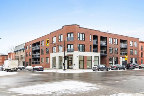 Nestled at the crossroads of dynamic streets, this space benefits from a strategic location right next to the metro station, providing easy access for your customers and employees. In addition to the retail space, the premises also include two indoor...