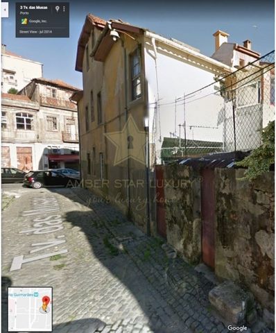 Prédio para reabilitar no centro do Porto. Encontra-se com projeto aprovado pela Câmara Municipal do Porto para construção de dois apartamentos T2 em cada piso. Este edifício está localizado em zona histórica e de interesse turístico, junto de todo o...