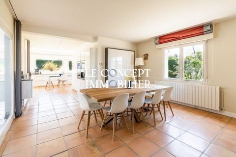 Immerse yourself in the peaceful atmosphere and authentic elegance of this villa, nestled in the charming village of Arcangues, just a short walk from Biarritz. With its 295m², this residence offers a spacious living environment where each space is d...