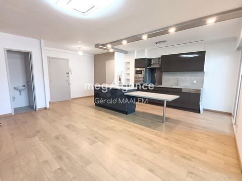 Located in the heart of the City Center, this apartment, 75m² and renovated with beautiful materials, will allow you to access the beach, the port and the shops on foot. You will be seduced by its bright 30m² living room with its fully equipped open ...