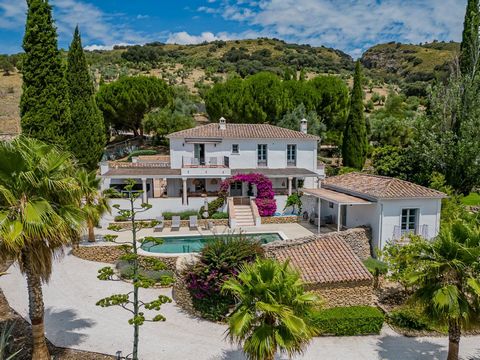 This Villa is a historic estate more than 300 years old that has been modernized without losing its original charm. Located in the prestigious Valle de los Frontones, just 15 minutes from Ronda and 50 minutes from Marbella, this property is truly exc...