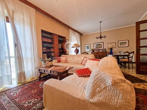 In a central and well-served area, in the immediate vicinity of Corso Gelone, we offer for sale an elegant elegant apartment located on the sixth and top floor of a building equipped with a lift. The apartment has a large double living room, three la...