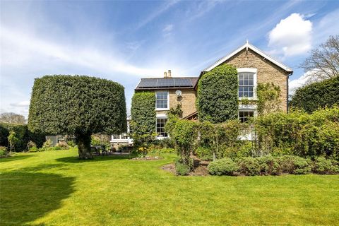 This beautiful period home, dating back to circa 1840, sits along one of Ludlow's most prestigious locations. This historical residence boasts enviable views towards Ludlow Castle, St Laurence's Church, Mortimer Forest and beyond. Linney Villa has be...