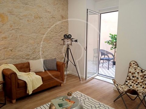 Magnificent 2-bedroom apartment, completely renovated, furnished and fully equipped, with lots of light and a very pleasant patio, with an area of 11 sqm. The kitchen adjoins a 35sqm living room, with white furniture and tiles on the entire wall behi...