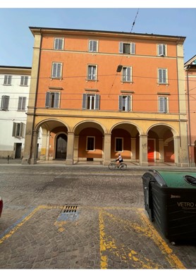 LOT 4: Right of full ownership for the share of 1/1 of urban real estate portions that include an apartment of 238 square meters and two cellars, part of an elegant historic condominium building located in the Municipality of Bologna, Via Santo Stefa...