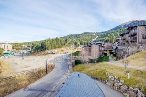 Exclusive triplex located at the foot of the slopes in the Masella ski resort. This charming property is located in one of the places par excellence, to be able to enjoy nature sports at any time of the year. Completely renovated, its quality materia...