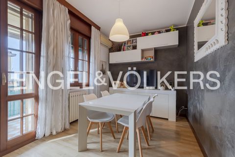 The property is located in the splendid setting of Giudecca, an area known for its tranquillity and its magnificent views of the southern lagoon and the Venetian 'skyline'. A few steps away from the Redentore bus stop, we reach the building where the...