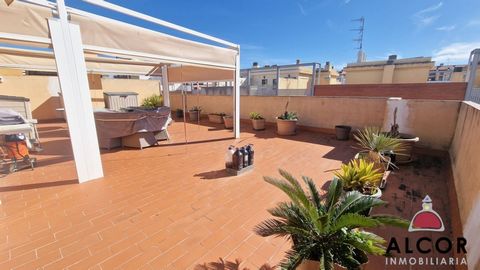 REFERENS 3502 Utmärkt tillfälle att förvärva denna fantastiska duplex belägen i Benicarló, provinsen Castellón. Det är ett hus på 168m2 väl fördelat i hallen, 3 dubbelrum, 1 badrum med badkar och ett badrum med dusch, separat kök med tillgång till te...