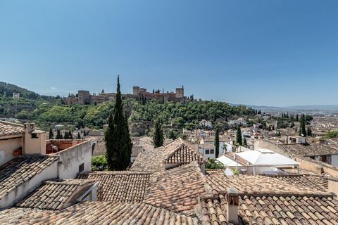 Are you an investor and are you looking for something exclusive, without worries, without waiting for tourist use with direct views of the Alhambra? You're in luck! We put up for sale a house/building located in the heart of the Albaicín, to rehabili...