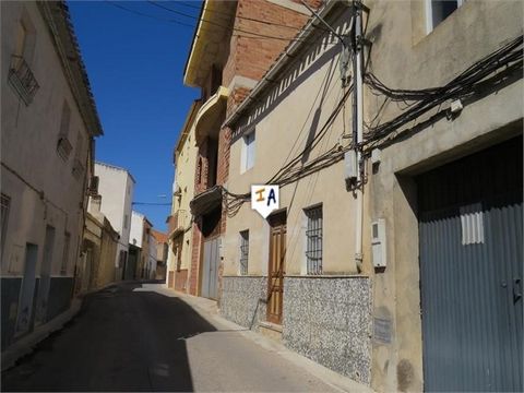Cette maison de 2 à 3 chambres est située à Fuensanta de Martos dans la province de Jaen, Andalousie, Espagne, à distance de marche du centre-ville où se trouvent des bars, des magasins, un centre médical et un hôtel de ville. Il a besoin d'être réno...