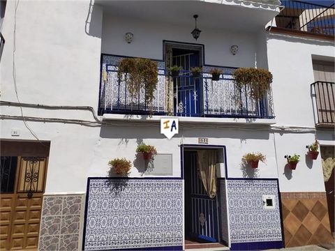 This property, over 3 floors, is in the beautiful town of Alora, exactly in the centre of the province of Malaga. This is an original village house and is built on the foundations of the castle. Entering from the main road on the ground floor into a ...